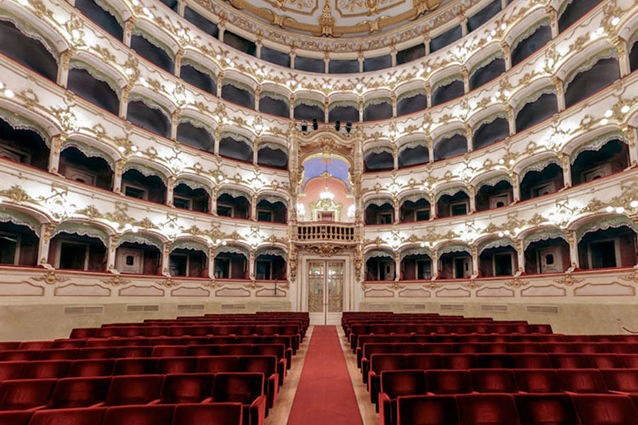 Piacenza visita al teatro municipale
